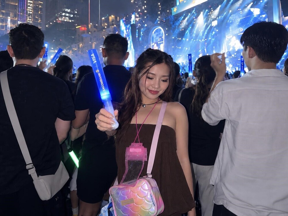 Lúc này, chiếc lightstick không còn đơn thuần là một món quà nhận được tại sự kiện. Nó trở thành một phần của biển sáng mà chính khán giả cùng tạo nên.