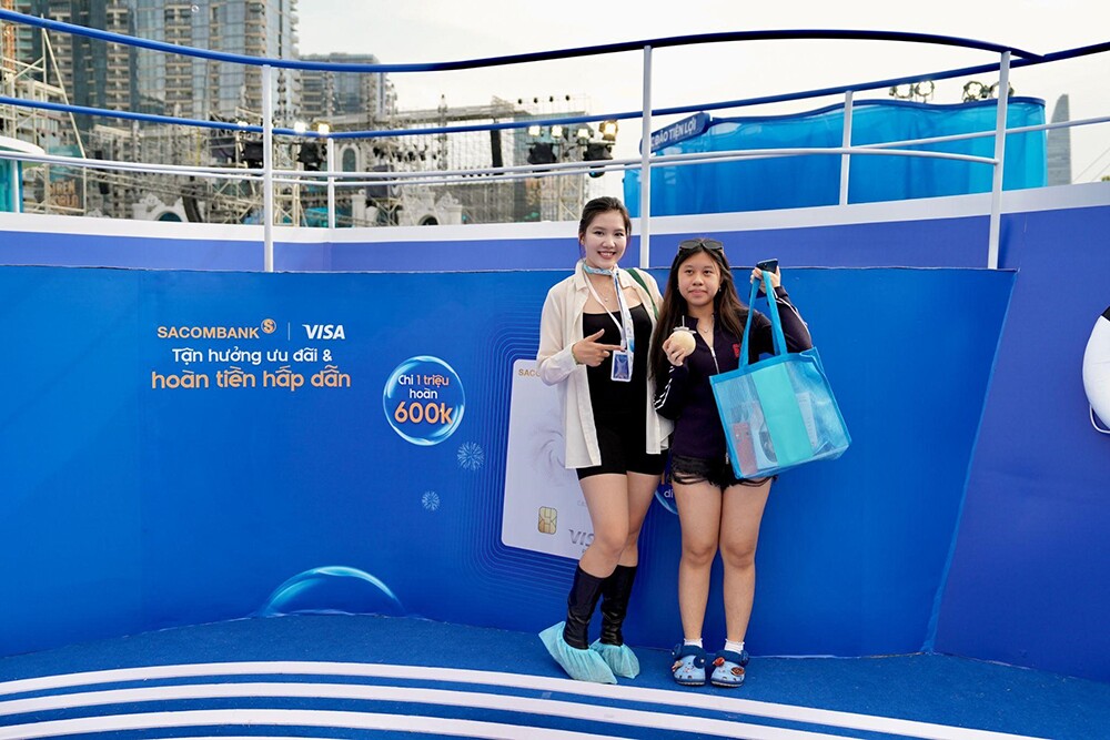 Những món quà SACOMBANK Visa tiếp tục lưu giữ dấu ấn của một ngày hết mình cùng âm nhạc.