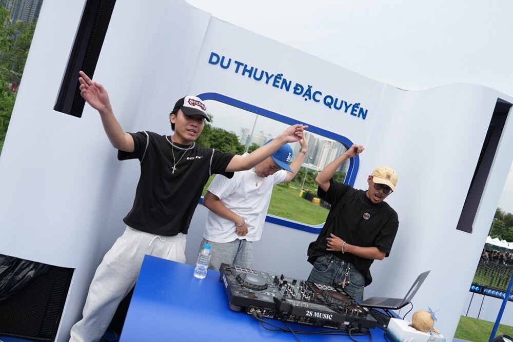 DJ lên nhạc, đẩy mood tại “siêu du thuyền” SACOMBANK Visa trước giờ Siren Stage sáng đèn.