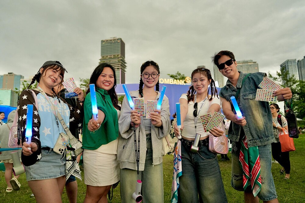 Lightstick SACOMBANK Visa hòa vào biển ánh sáng khi Siren Stage chính thức bùng nổ.