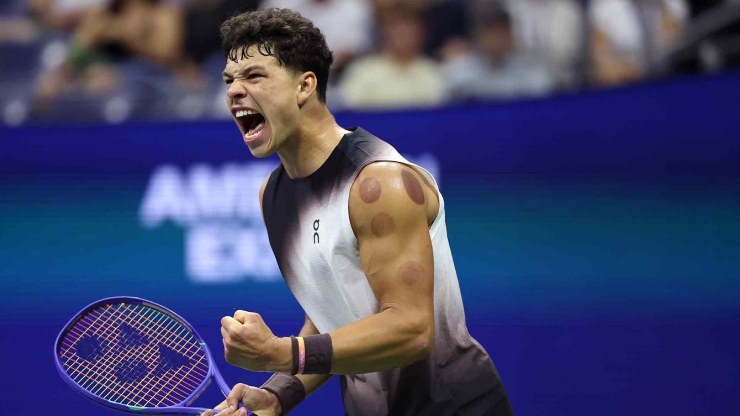 Shelton khép lại hành trình tham dự US Open 2026 của Tsitsipas tại vòng 4, anh sẽ chạm trán Alcaraz ở tứ kết