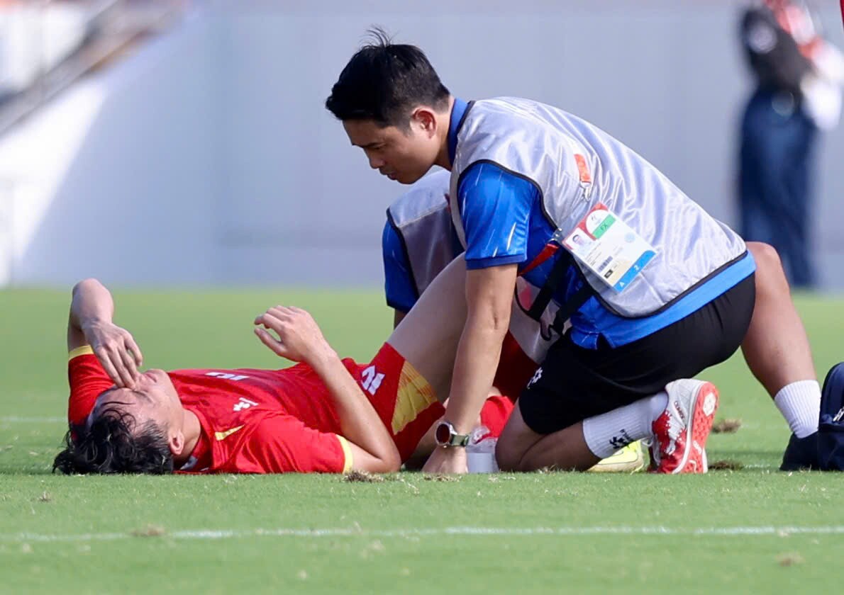 U23 Việt Nam nghẹt thở đấu U23 Uzbekistan: Xuân Bắc dính chấn thương, khó khăn bủa vây - 1
