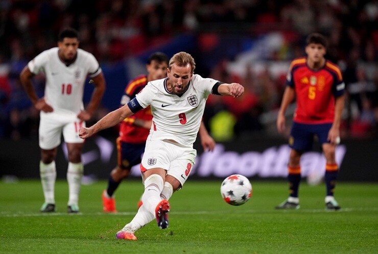 Harry Kane trượt chân và sút phạt đền dội xà ngang