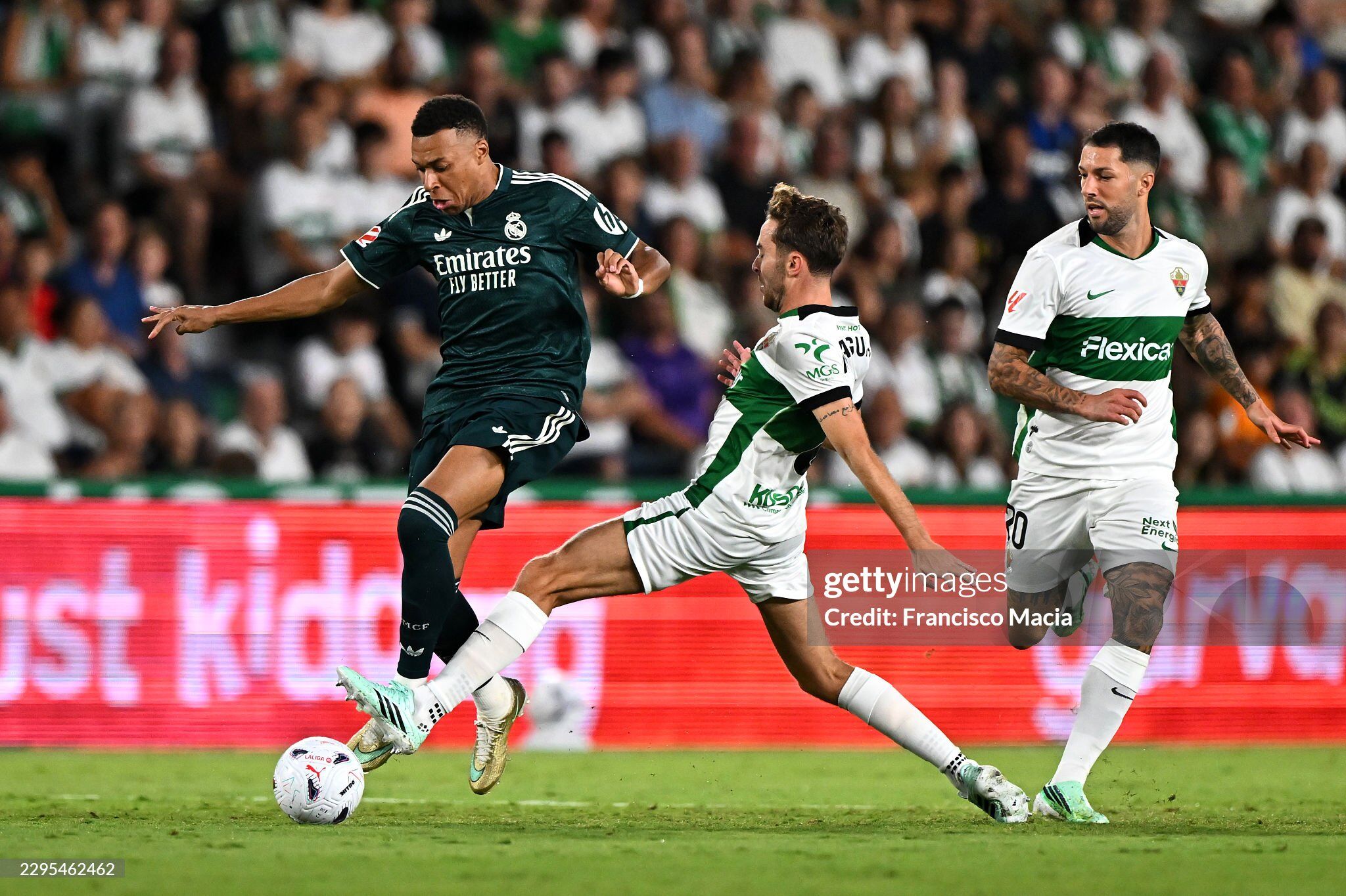Mbappe (áo xanh thẫm) chơi tốt trước Elche