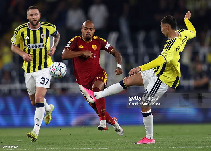Fenerbahce (áo vàng đen) và Roma thi đấu quyết tâm