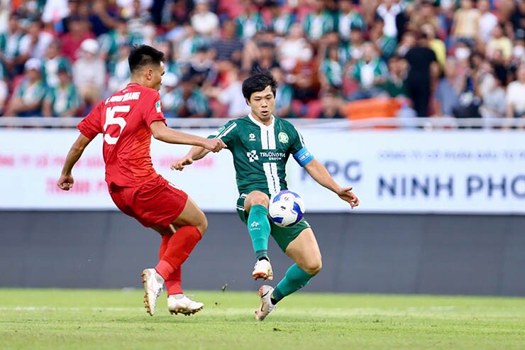 Đồng Nai (áo xanh) gặp nhiều khó khăn trước Hà Tĩnh
