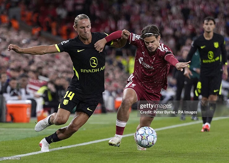 Liverpool (áo đỏ) và Atletico Madrid so tài căng thẳng
