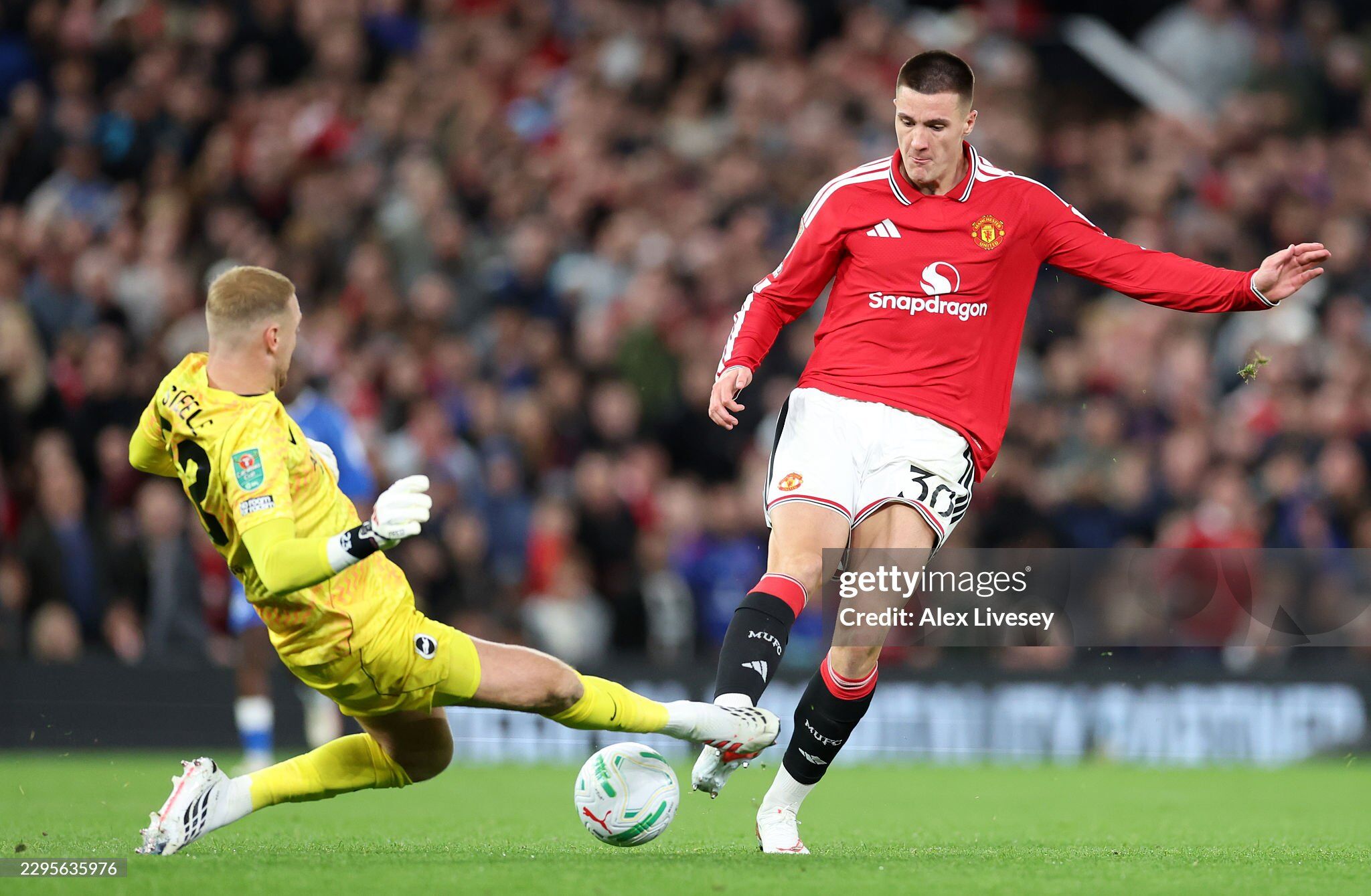 MU (áo đỏ) thua sốc trước Brighton