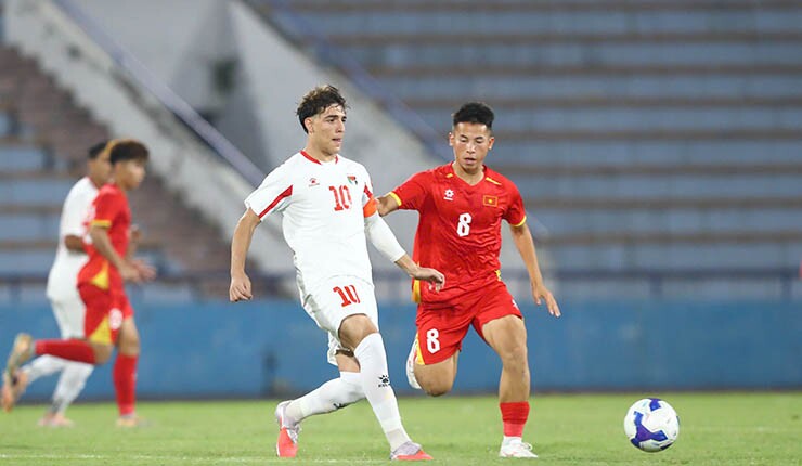 U20 Việt Nam (áo đỏ) gặp không ít khó khăn trước U20 Palestine