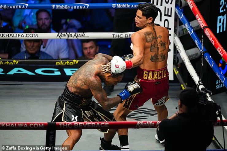 Võ sĩ ngổ ngáo đòi cướp đai boxing thế giới, "Vua Ryan" tung mưa đòn hủy diệt - 2