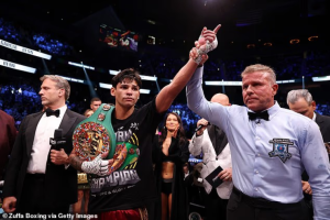 Võ sĩ ngổ ngáo đòi cướp đai boxing thế giới, “Vua Ryan” tung mưa đòn hủy diệt