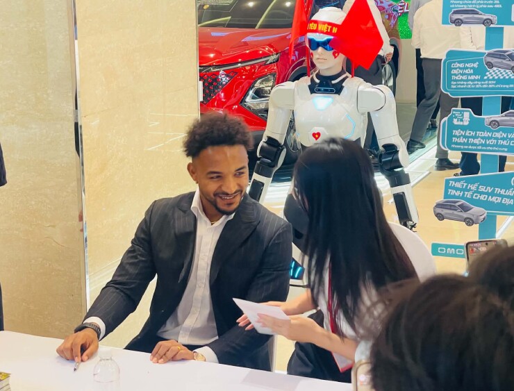 Xuân Son vui vẻ giao lưu cùng fan 