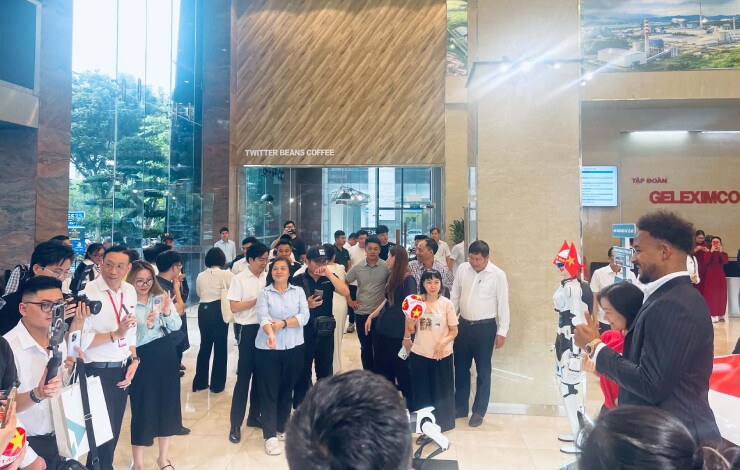 Tiền đạo gốc Brazil nhận nhiều tình cảm khi xuất hiện trong buổi lễ trao thưởng