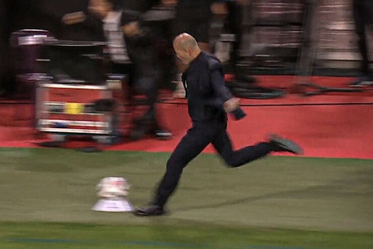 Zidane ăn mừng bằng cách tung cú đá mạnh vào một quả bóng