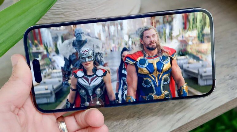 iPhone 18 Pro Max (trái) có&nbsp;Dynamic Island nhỏ hơn.