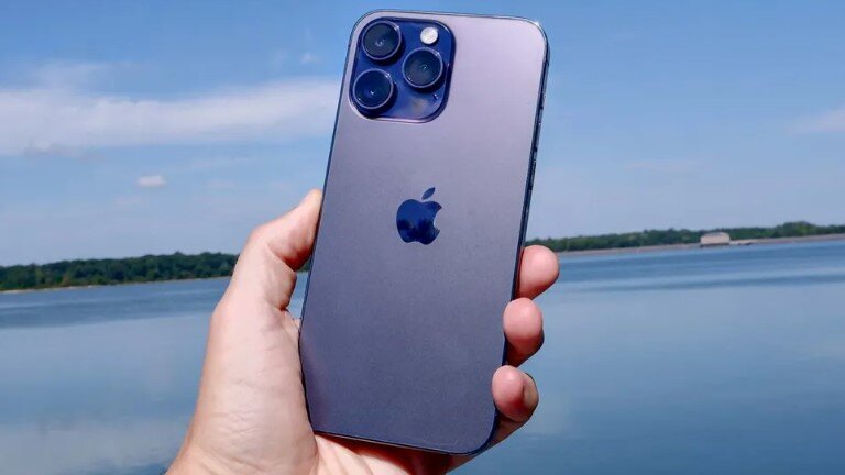 Camera sau của iPhone 18 Pro Max (trái) và&nbsp;iPhone 14 Pro Max (phải).
