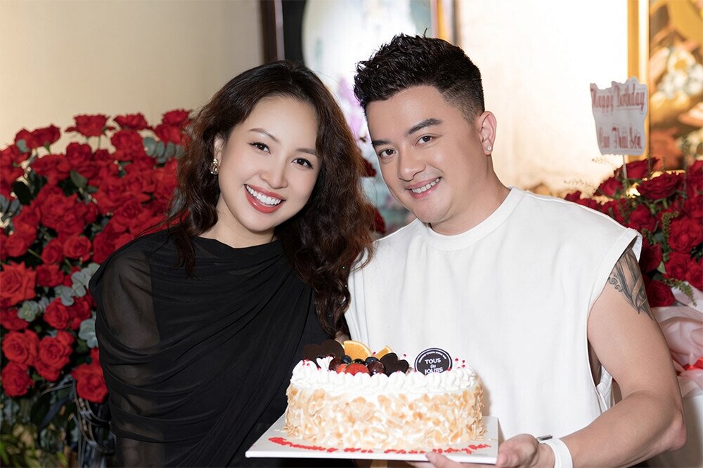 Vân Hugo và nhạc sĩ Lưu Thiên Hương chúc mừng sinh nhật sớm ca sĩ Cao Thái Sơn.