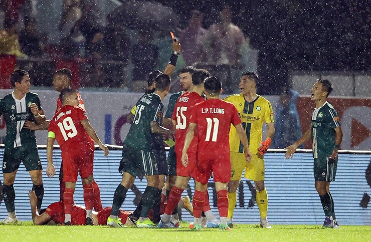Văn Sơn nhận thẻ đỏ sau pha trả đũa Đình Bắc.