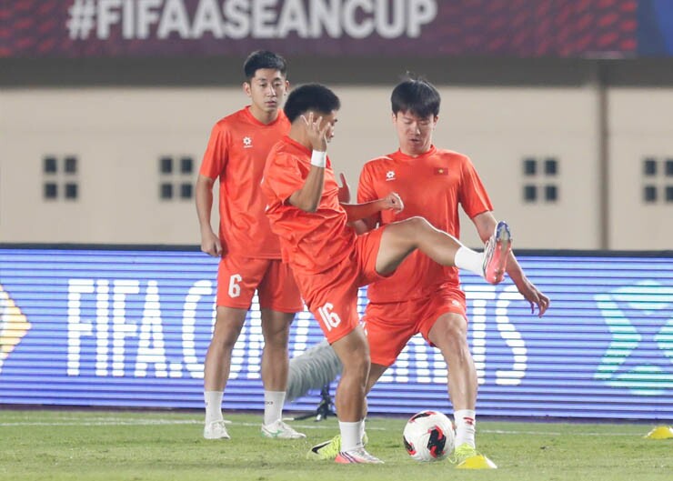 Các ngôi sao tuyển Việt Nam tranh thủ ra sân khởi động.