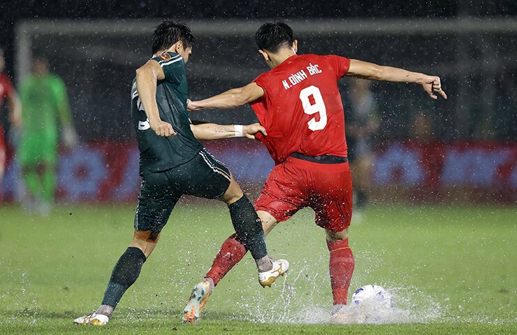 Tân Sinh liên tục đá vào chân Đình Bắc.