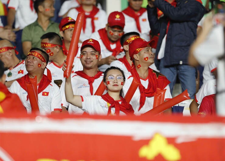 Việc thiếu tiếng kèn vuvuzela có lẽ giúp không khí trên sân trở nên bớt náo động&nbsp;hơn.&nbsp;