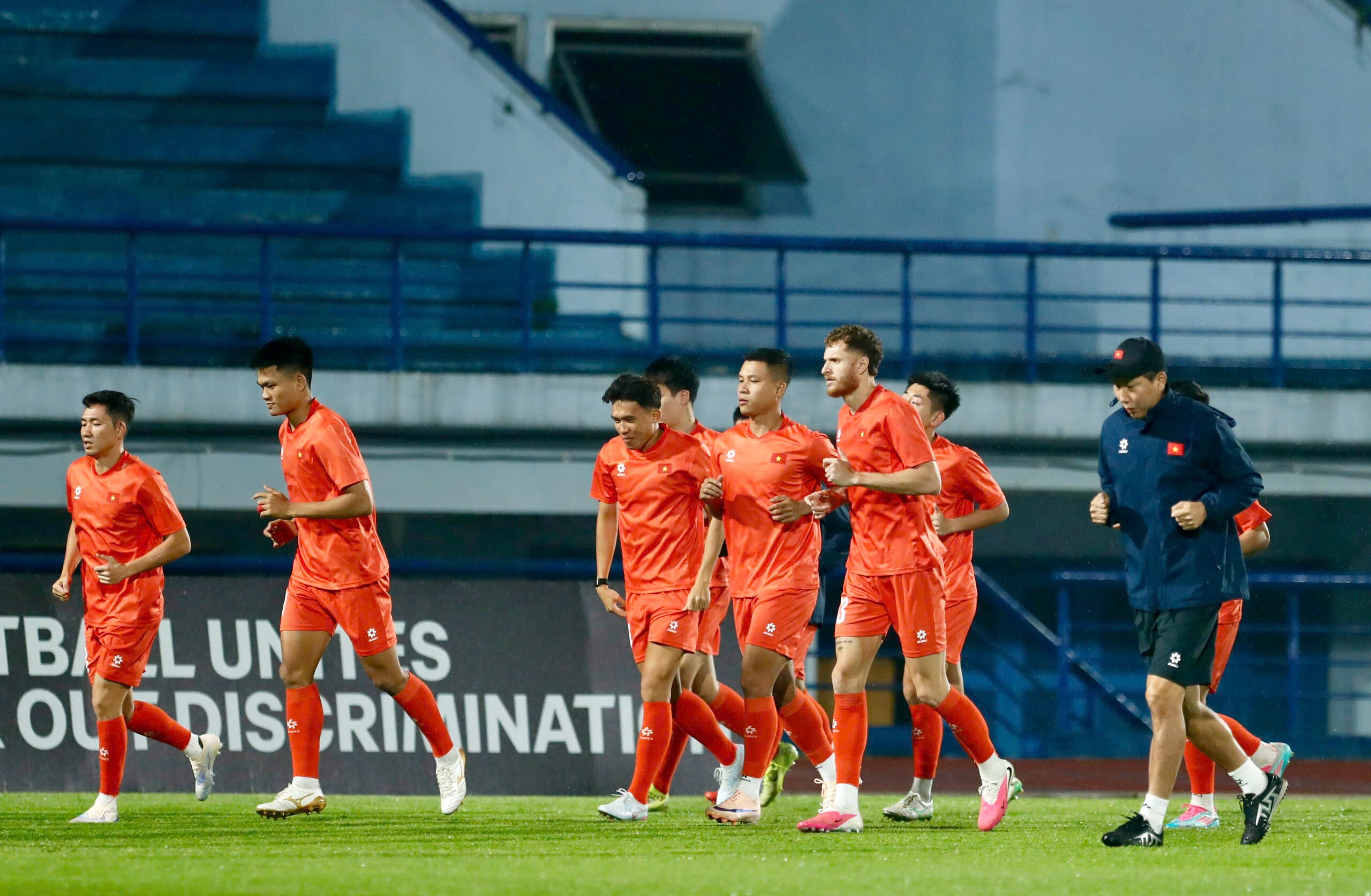 Chiều 27/9, ĐT Việt Nam trở lại tập luyện sau chiến thắng nhọc nhằn 1-0 trước Philippines. Thầy trò HLV Kim Sang Sik tập tại sân Arcamanik, cách khách sạn của đội khoảng hơn 8 km.