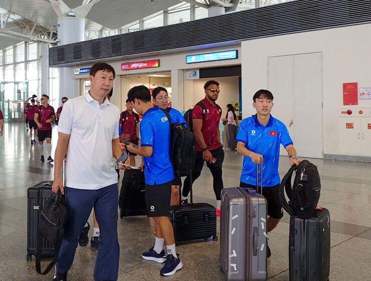 Thầy trò HLV Kim Sang Sik chính thức lên đường sang Indonesia dự&nbsp;FIFA ASEAN Cup 2026