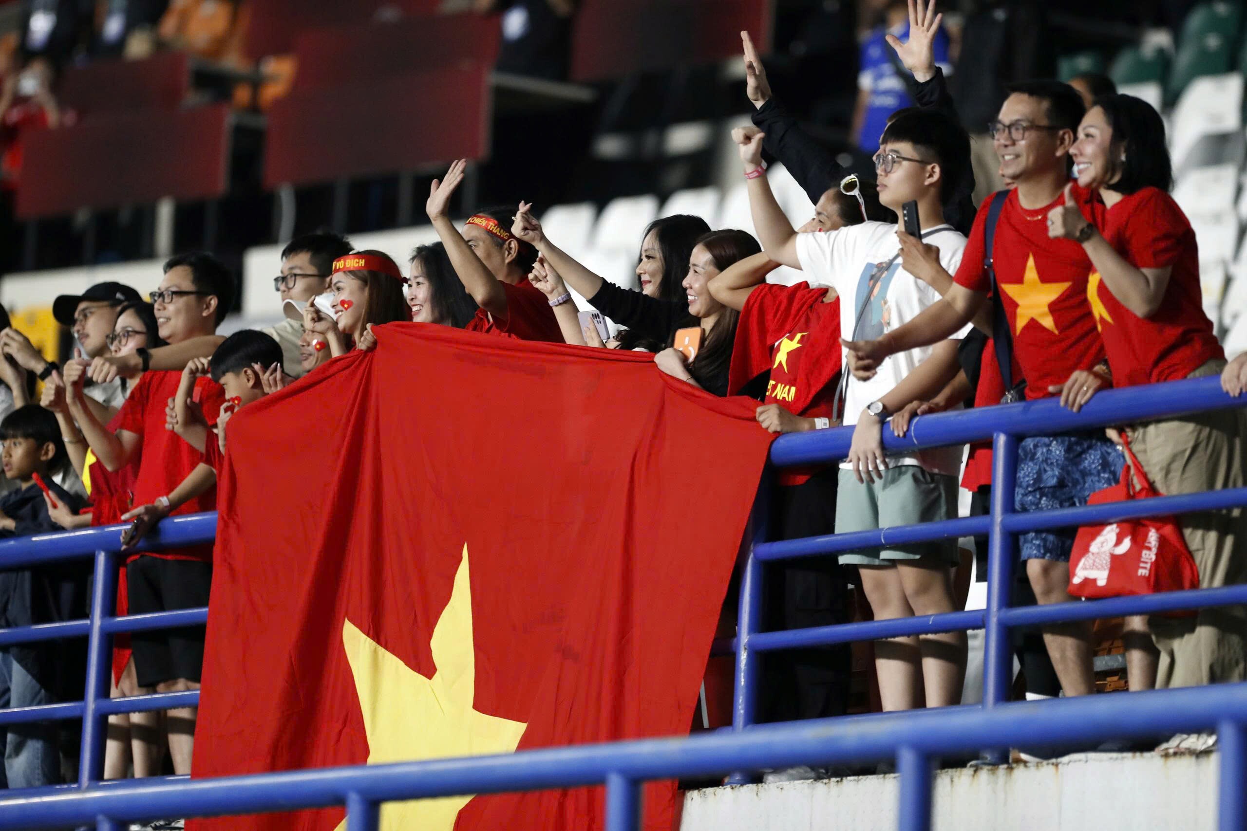 ĐT Việt Nam thắng nhọc Philippines, Đình Bắc - Xuân Son tri ân người hâm mộ - 7