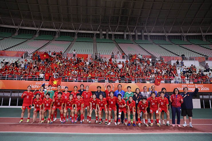 ĐT Việt Nam ăn mừng thành tích vào tứ kết ASIAD 2026 cùng các CĐV - ảnh: Anh Khoa