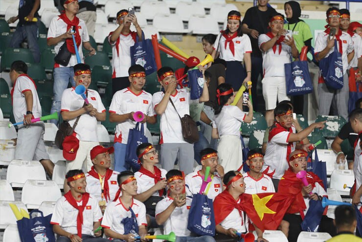 Đầu giờ tối 29/9, các CĐV Việt Nam đã đến sân&nbsp;Si Jalak Harupat (Indonesia) rất đông, mang theo kèn vuvuzela để cổ vũ.