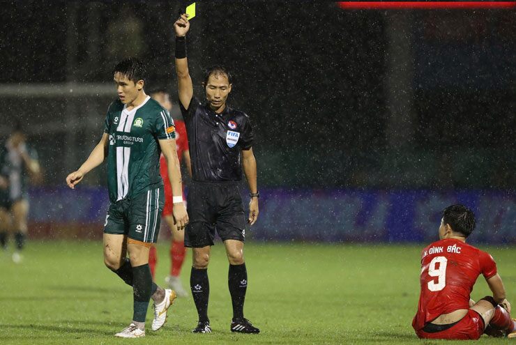 Đình Bắc bị Văn Sơn giật cùi chỏ vào mặt, đối thủ nhận ngay thẻ đỏ - 6
