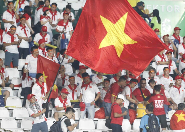 Những lá cờ đỏ sao vàng tung bay phấp phới sẽ là điểm nhấn đáng chú ý hơn khi các CĐV Việt Nam tại Indonesia đang muốn hết mình cổ vũ, tiếp thêm động lực tinh thần cho Đình Bắc và đồng đội thi đấu với Thái Lan.