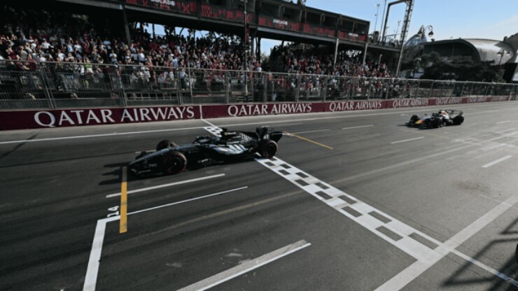 &nbsp;Russell cầm chân Verstappen tới chiến thắng chung cuộc