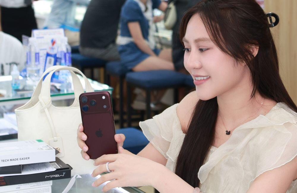 Một nữ iFan vừa "đập hộp" một phiên bản iPhone 18 Pro series ngay trong ngày đầu mở bán tại Việt Nam.