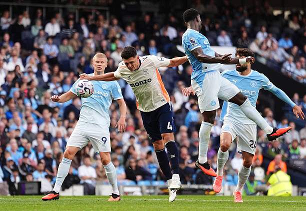 Trung vệ Bobby Thomas (số 4) của Coventry không ít lần uy hiếp khung thành Man City ở những phút cuối