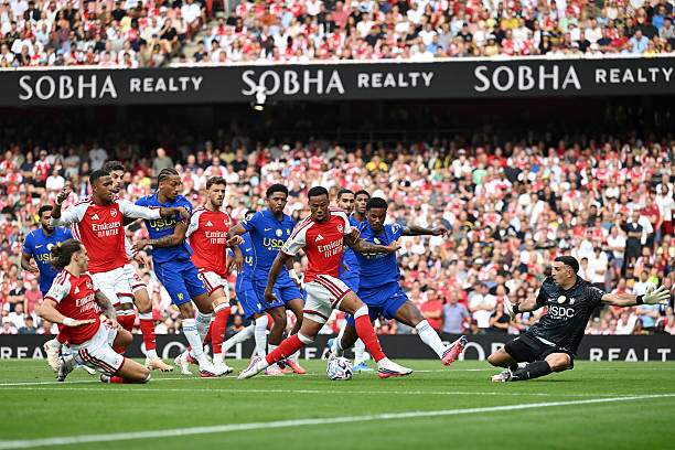 Emiliano Martinez cứu thua tới 8 lần trước Arsenal