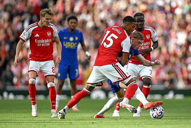 Palmer bị số đông cầu thủ Arsenal áp sát không cho cựa quậy