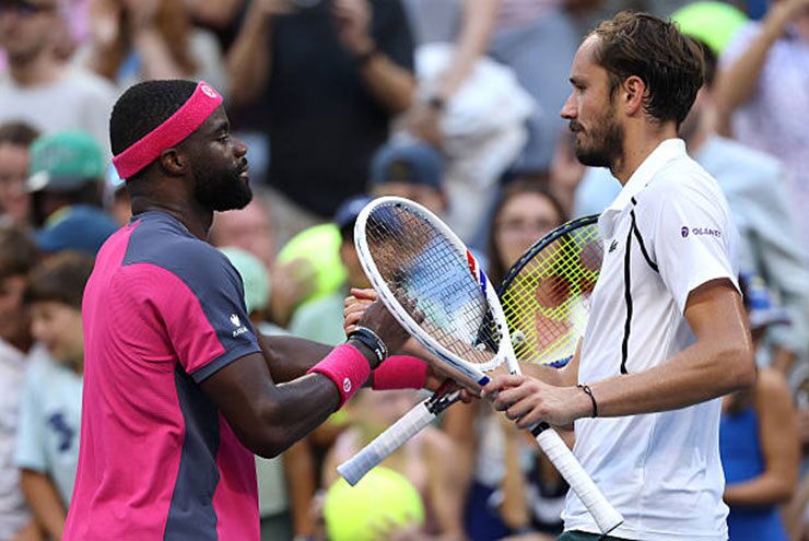 Tiafoe (trái) lần thứ 2 vượt qua Medvedev