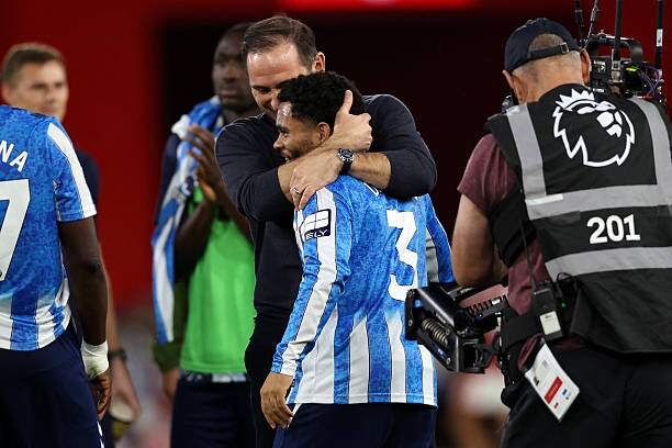 Lampard ôm Dasilva ăn mừng sau chiến thắng đầu tay của Coventry