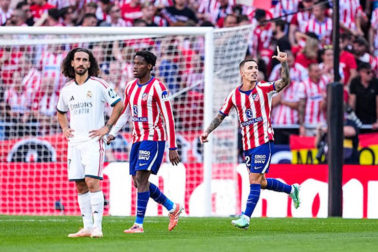 Atletico thắng derby Madrid và đẩy Real xuống thứ 4