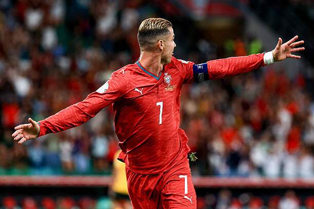 CR7 ngoái đầu lại nhìn trọng tài trước khi ăn mừng, nhưng phải sau khi về vòng tròn giữa sân bàn thắng của anh mới bị tước vì việt vị