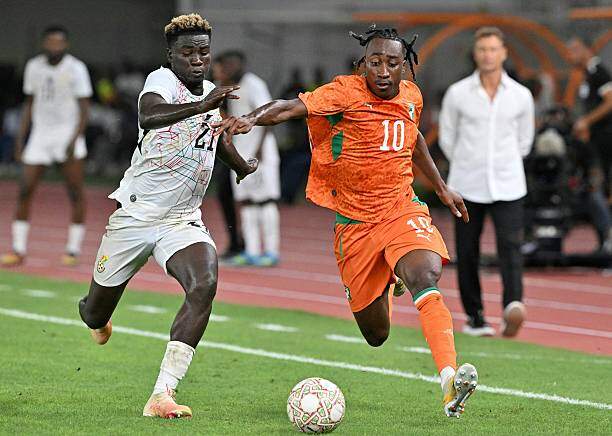 Diomande liên tục làm khổ các cầu thủ Ghana với các pha qua người