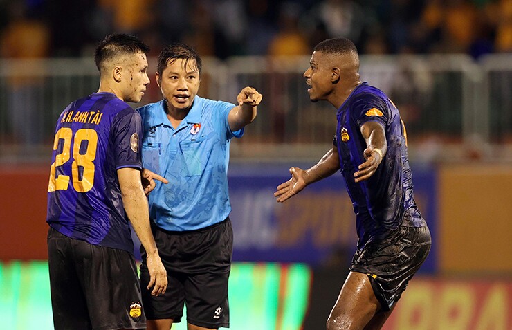VAR hai lần khiến HAGL nhà bầu Đức hụt hẫng. Ảnh: Đông Huyền