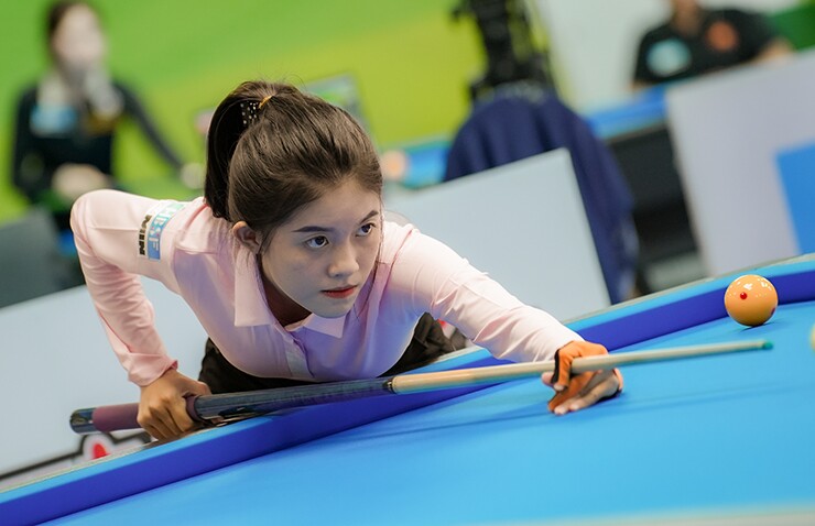 Gương mặt mới của làng carom 3 băng Huỳnh Hoa để lại ấn tượng với nhan sắc nổi bật. Nữ cơ thủ sinh năm 2004 đến từ Cần Thơ có lần đầu góp mặt tại giải đấu.