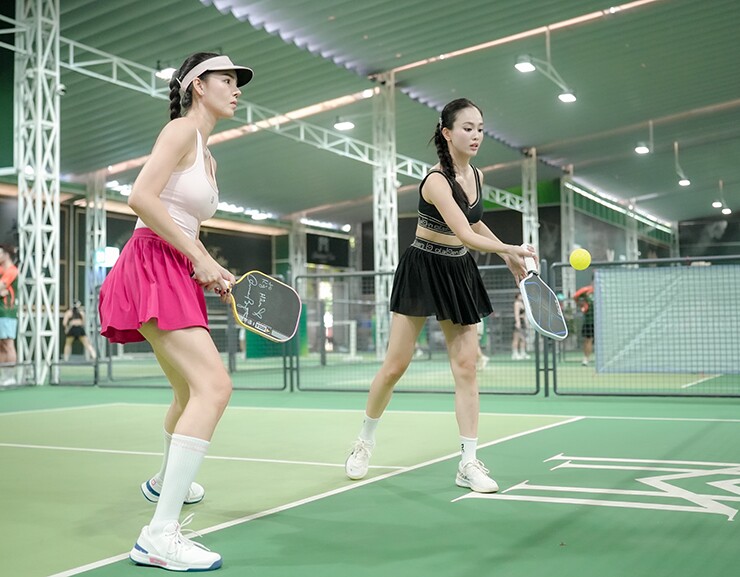 Nổi bật nhất là Team “Hay Hô Out” của siêu mẫu Kỳ Hân và Hoa khôi Đặng Yến. Đội có tới 5 thành viên nữ nhưng chỉ có 1 VĐV nam, trong khi một số đội khác sở hữu 2-3 VĐV nam, thậm chí có đội có tới 5 nam và chỉ 1 nữ.