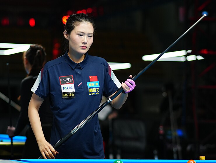 Trong khi đó, nữ cơ thủ Trung Quốc Zhang Mu Yan cũng để lại nhiều ấn tượng. Tuy nhiên, cô không thể bảo toàn lợi thế dù khởi đầu cực tốt với chiến thắng 4-0 ở set đầu, sau đó để đối thủ ngược dòng thắng chung cuộc 2-1.