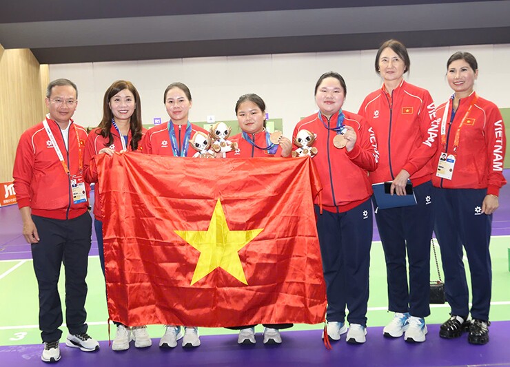 Bộ ba Trịnh Thu Vinh, Nguyễn Thùy Trang và Bùi Thúy Thu Thủy giành HCĐ nội dung 10m súng ngắn hơi đồng đội nữ, góp sức vào tổng 5 HCĐ của đoàn TTVN trong ngày