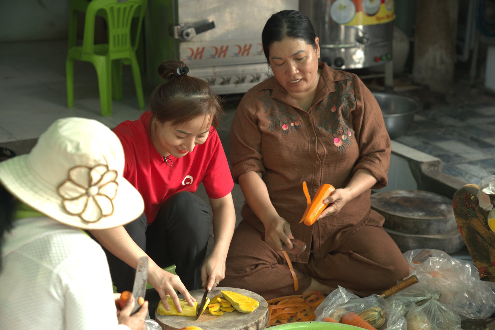 Bếp ăn thiện nguyện được chị Tâm (phải) duy trì suốt nhiều năm, trao những phần cháo nóng đến bệnh nhi tại Bệnh viện Ung Bướu. Phần lớn các gia đình đưa con từ tỉnh lên thành phố để điều trị.
