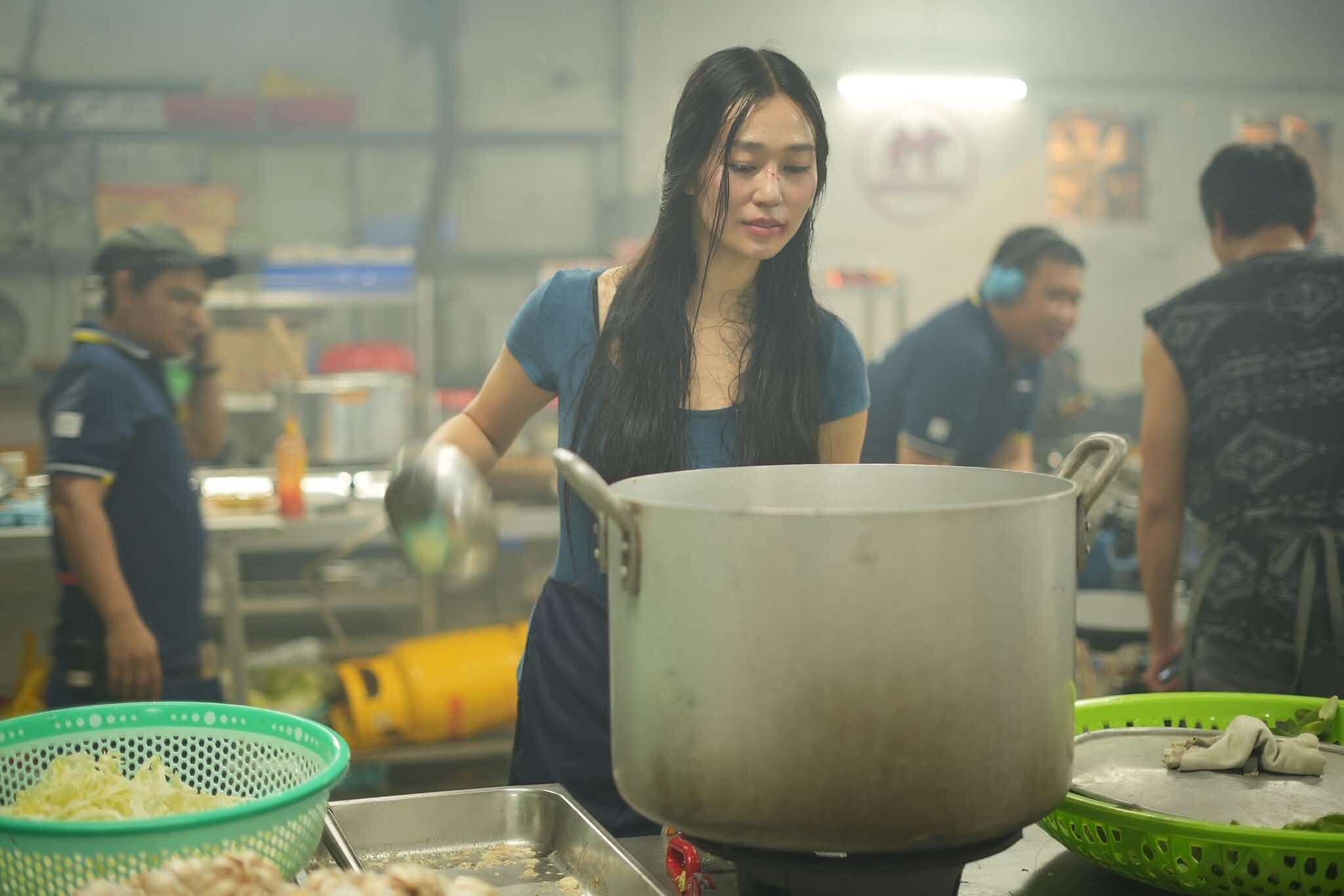 Tái xuất sau 8 năm, Khánh My gây sốt với 'cảnh nóng' đóng cùng Quách Ngọc Ngoan trong 'Trại buôn người' - 1