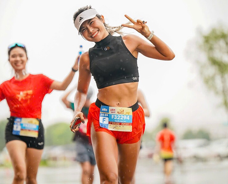 Người đẹp thể hình Ngọc Lan dầm mưa chạy giải, vui chơi lễ vẫn không quên nhiệm vụ - 1